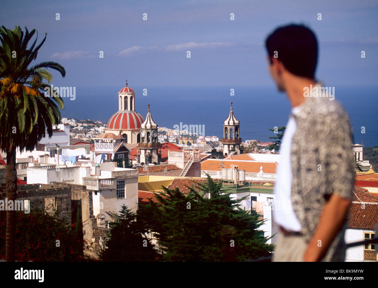 Uomo spagnolo età 20-30s Vista aerea di La Orotava Tenerife Canarie Spagna Foto Stock