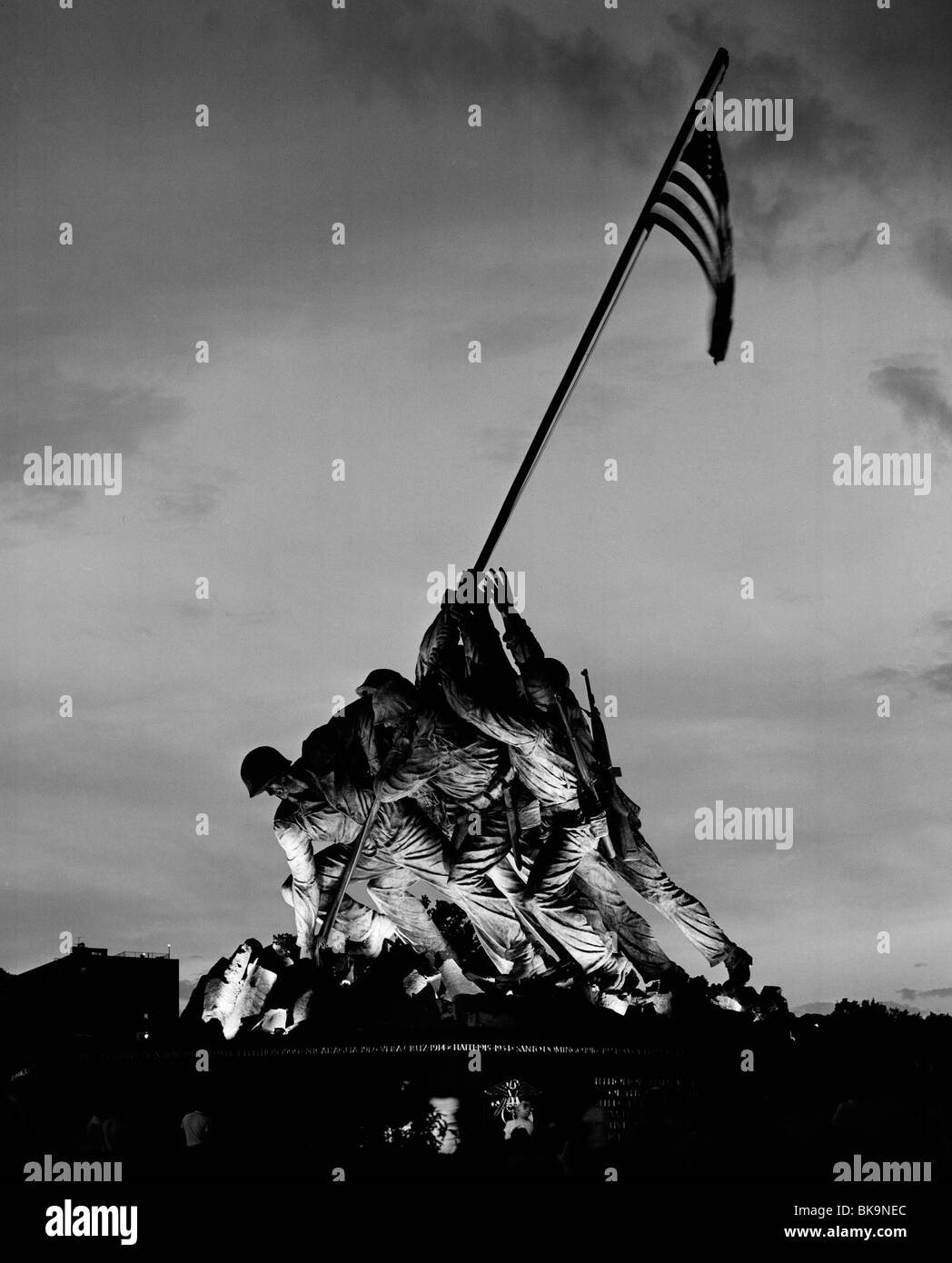 Le statue di un memoriale di guerra accesa fino al crepuscolo, US Marine Corps War Memorial, il Cimitero Nazionale di Arlington, Arlington, Virginia, Stati Uniti d'America Foto Stock