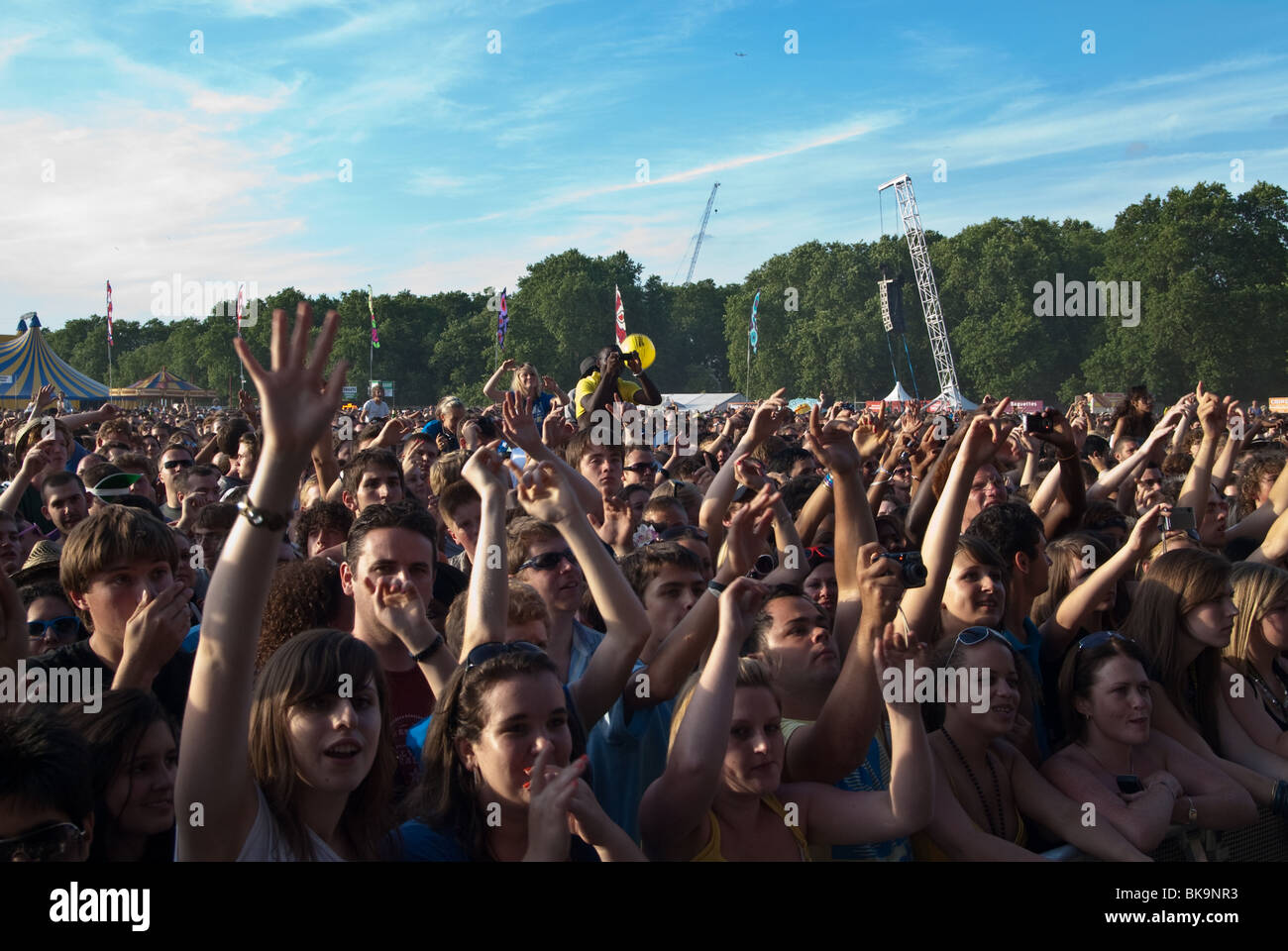 Grande folla godendo di un festival di musica nel sole al Wireless Festival 2009 in Hyde Park Foto Stock