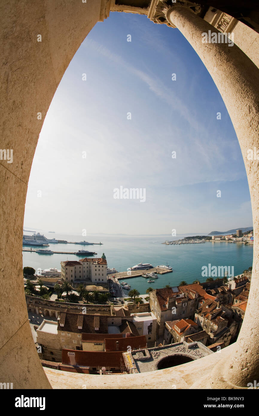 Città visto attraverso una finestra, Città Vecchia, Split, Dalmazia, Croazia Foto Stock