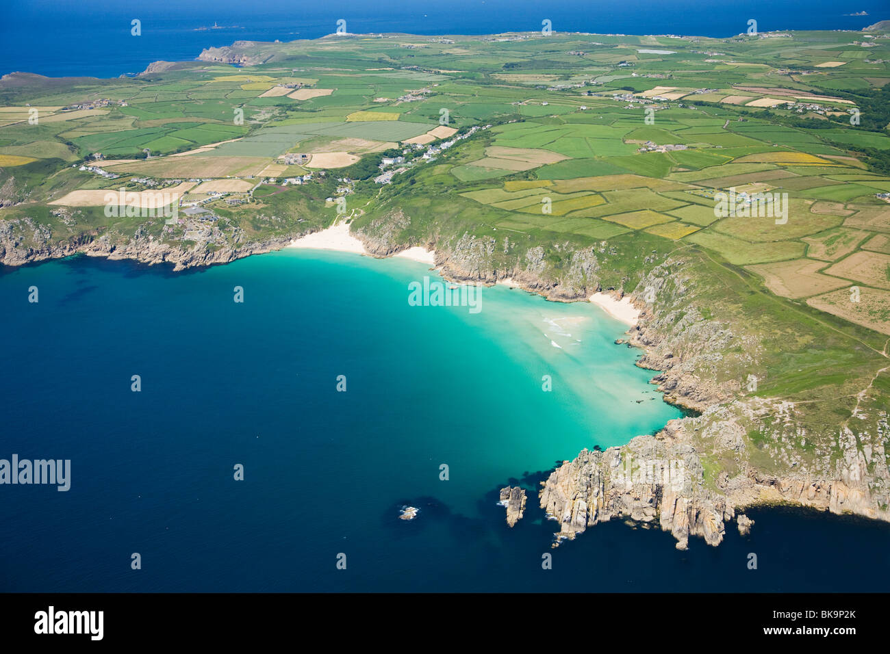 Regno Unito, Cornwall, veduta aerea della spiaggia di Porthcurno e Pednvounder Foto Stock