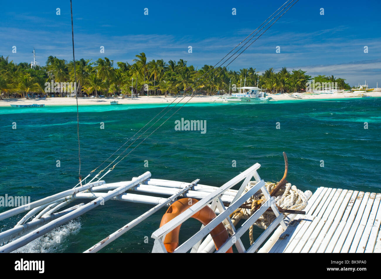 A bordo di isola di palme spiaggia barca Malapascua Cebu Filippine Visayan mare sole tropicale soleggiato paradiso di vacanza post vacanze scheda Foto Stock