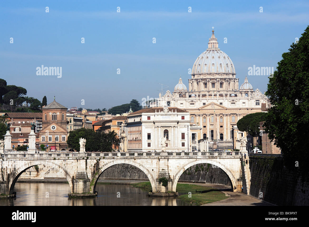 La Basilica di San Pietro e la Città del Vaticano, Roma, Italia Foto Stock