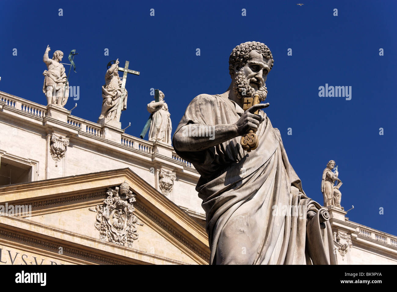 Fascade della Basilica di San Pietro, la statua di San Pietro in primo piano, Città del Vaticano, Roma, Italia Foto Stock