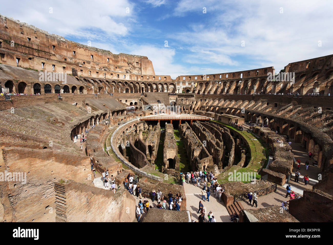 I turisti che visitano il Colosseo, Roma, Italia Foto Stock