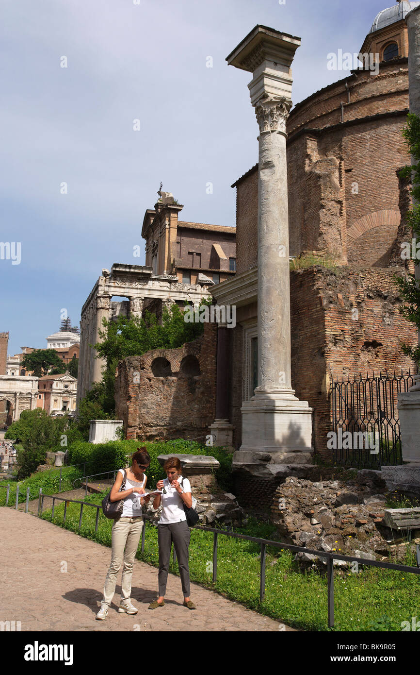 Foro romano con il Tempio di Antonino e Faustina, Roma, Italia Foto Stock