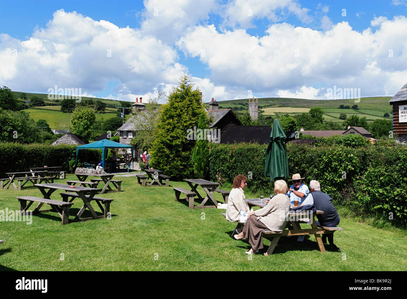 Gli ospiti seduti nel giardino della Rugglestone Inn, Widecombe-nel-Moor, Parco Nazionale di Dartmoor, Devon, Inghilterra, Regno Unito Foto Stock