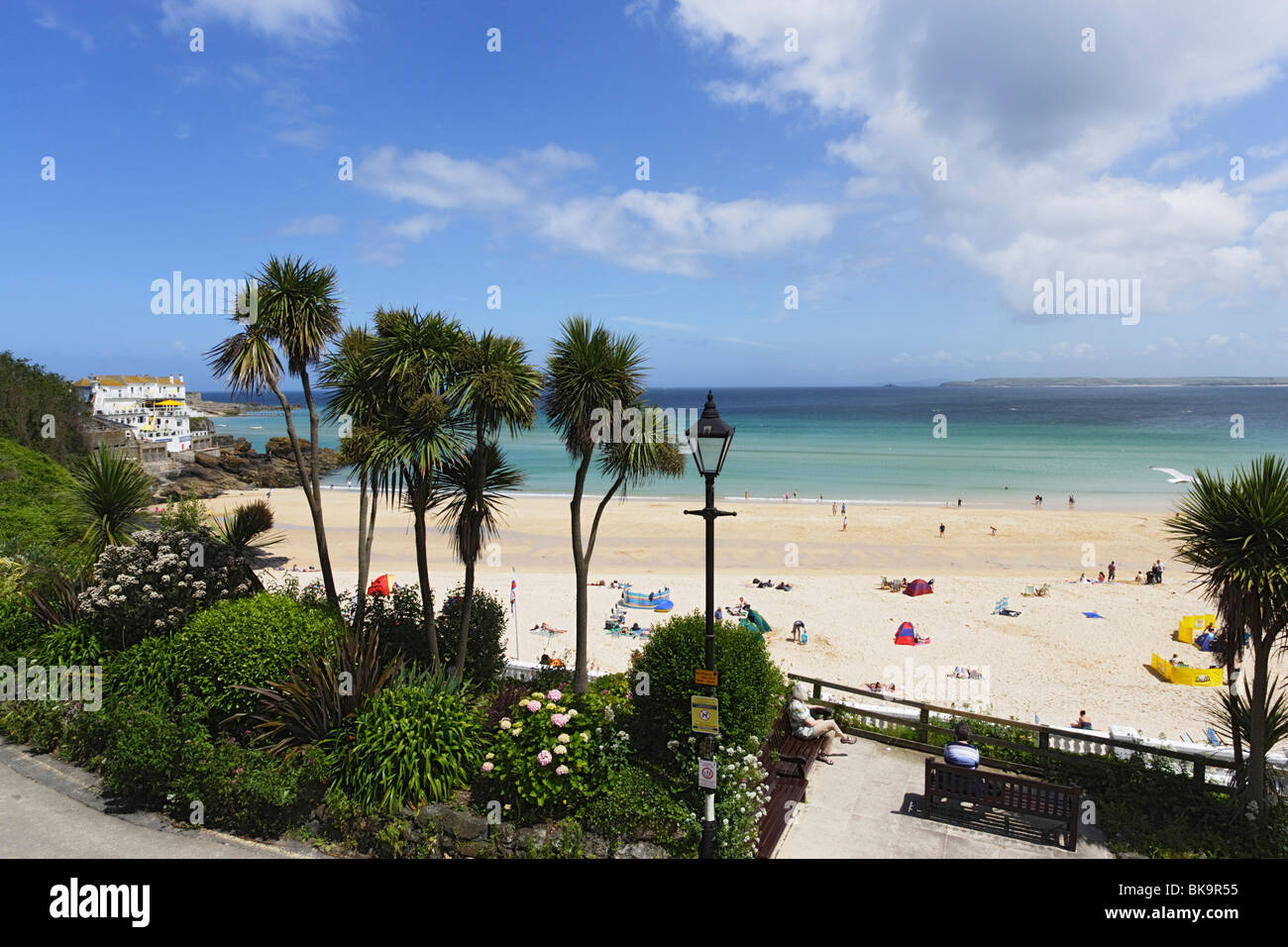 La gente a prendere il sole in spiaggia di Porthminster, St. Ives, Cornwall, England, Regno Unito Foto Stock