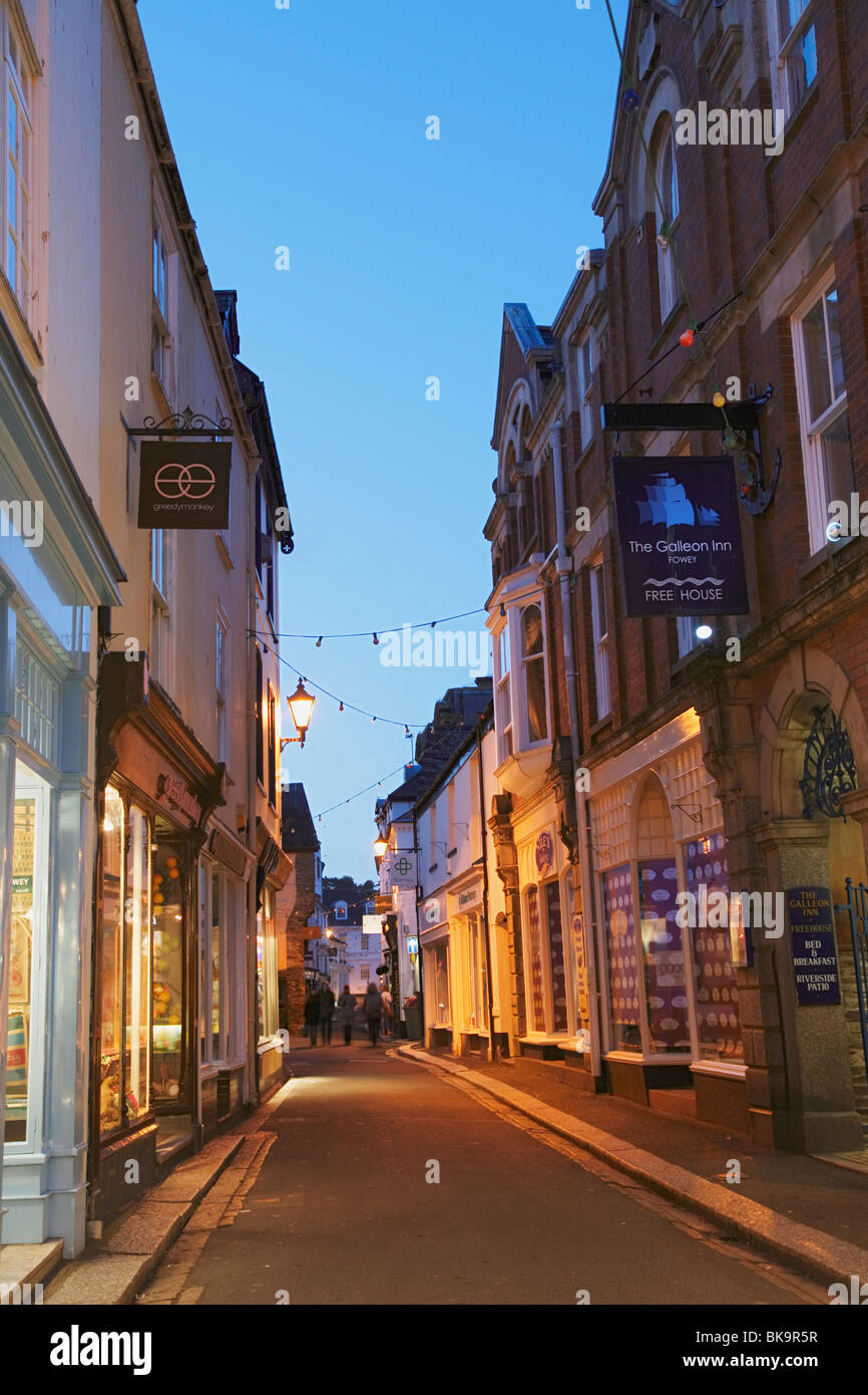 Vista lungo una strada di sera, Fowey, Cornwall, England, Regno Unito Foto Stock