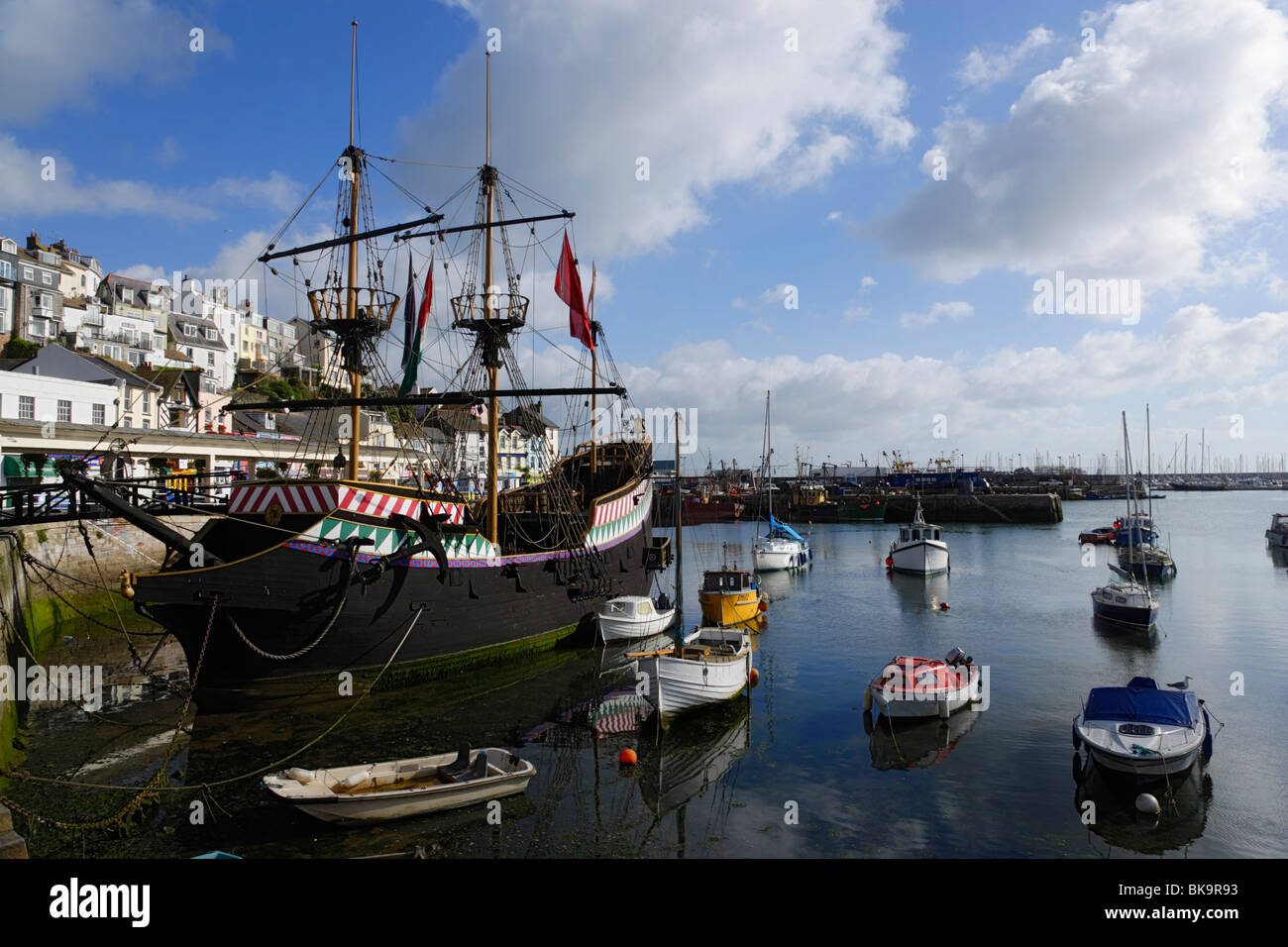 La replica della Golden Hind, Brixham, Torbay, Devon, Inghilterra, Regno Unito Foto Stock