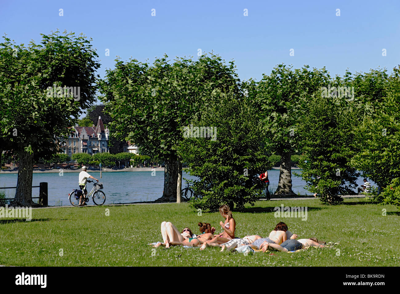 I giovani a prendere il sole al lago di Costanza, costanza, Baden-Württemberg, Germania Foto Stock
