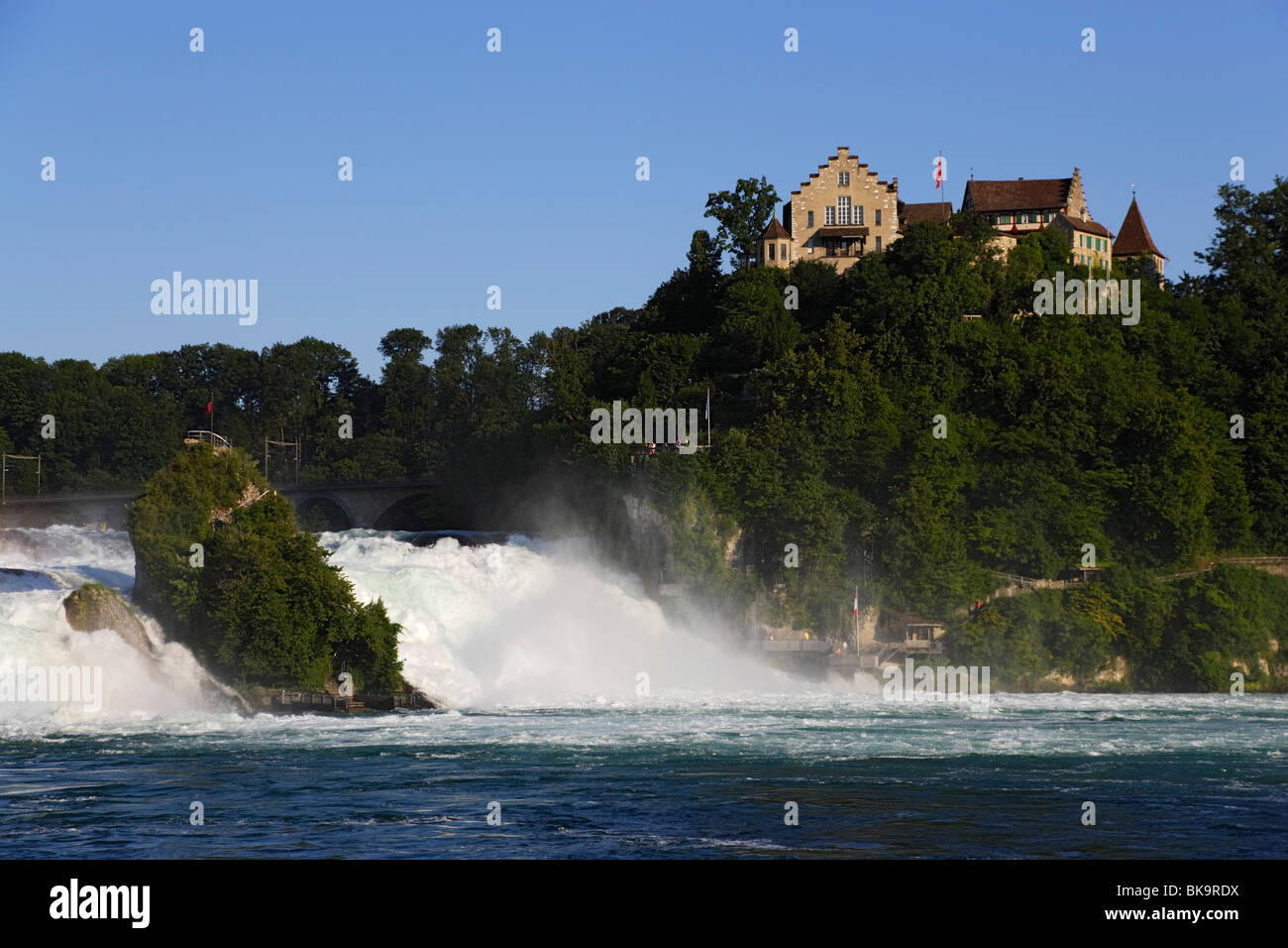 Cascate del Reno (Europa più grande cascata) e Laufen Castello, Laufen-Uhwiesen, Cantone di Zurigo, Svizzera Foto Stock
