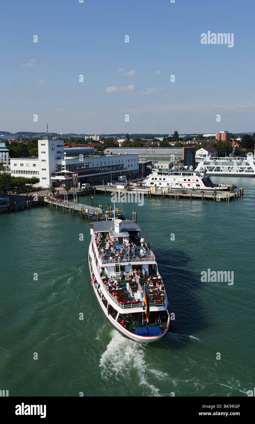 Escursione in barca porto di arrivo, Zeppelin Museum in background, Friedrichshafen, Baden-Württemberg, Germania Foto Stock