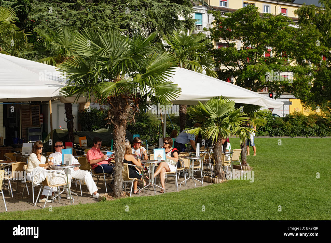 Gli ospiti seduti in un caffè, Montreux, Canton Vaud, Svizzera Foto Stock