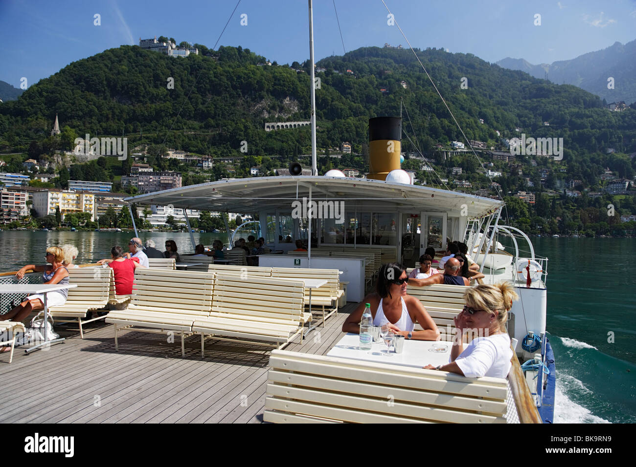 I passeggeri sulla barca per gite, Montreux, Canton Vaud, Svizzera Foto Stock