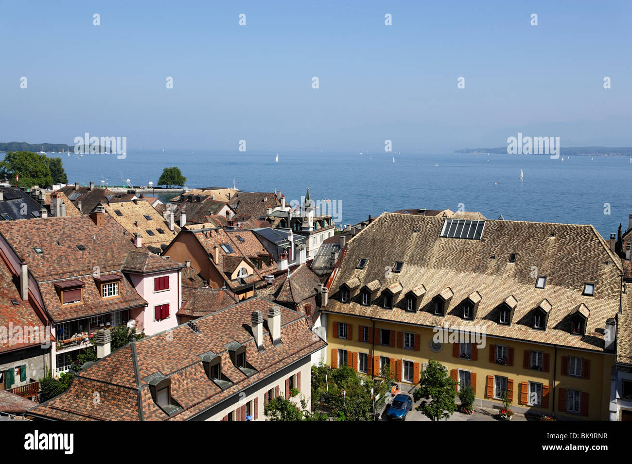 Vista su roofes di Nyon al lago di Ginevra, Nyon, Canton Vaud, Svizzera Foto Stock