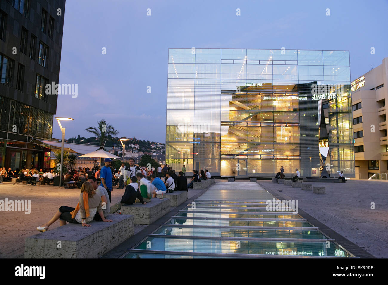 La gente seduta in un bar vicino al Kunstmuseum a poco piazza Castello, Stoccarda, Baden-Württemberg, Germania Foto Stock
