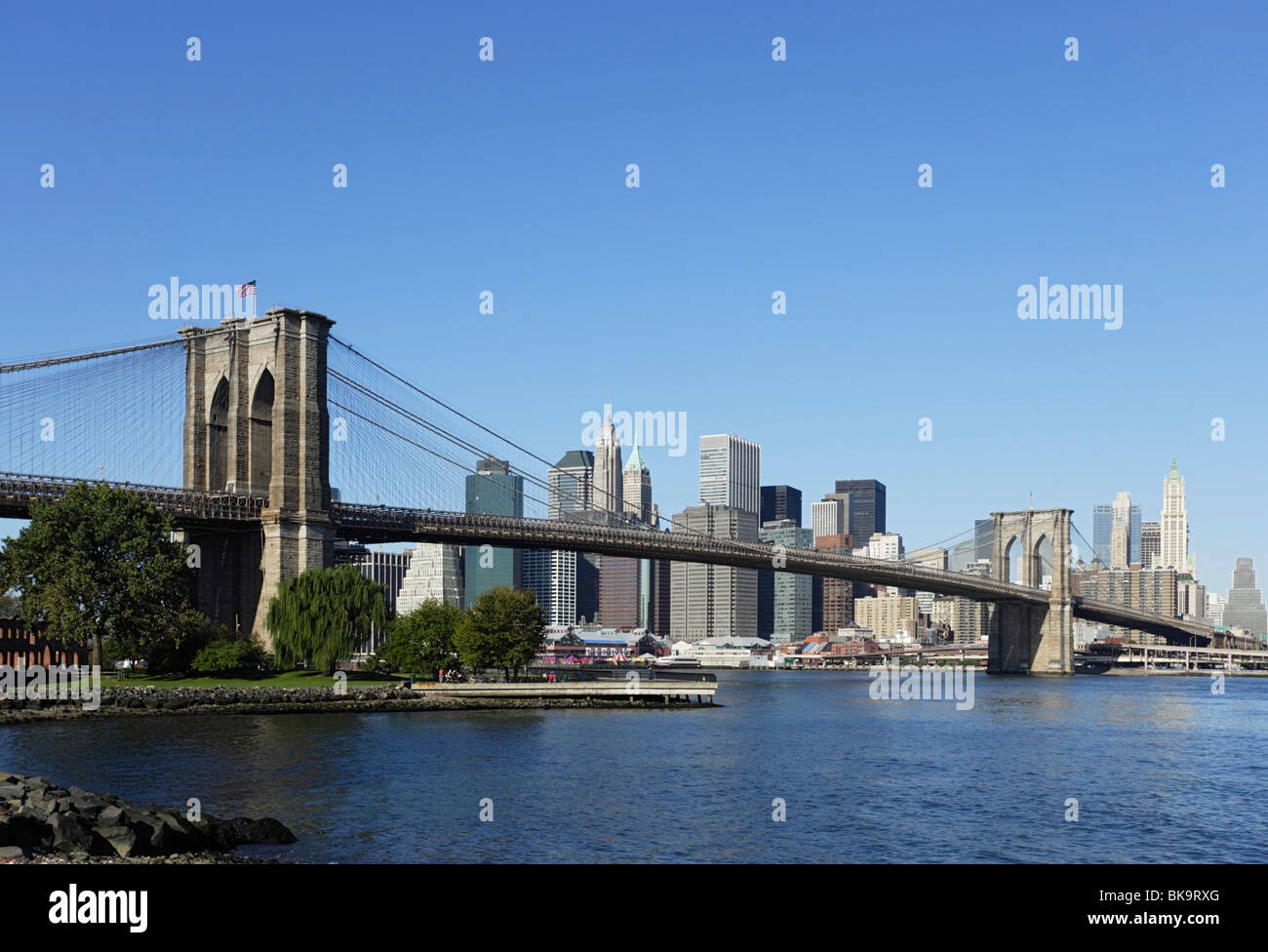 Ponte di Brooklyn oltre l'East River, Manhattan, New York, New York, Stati Uniti d'America Foto Stock