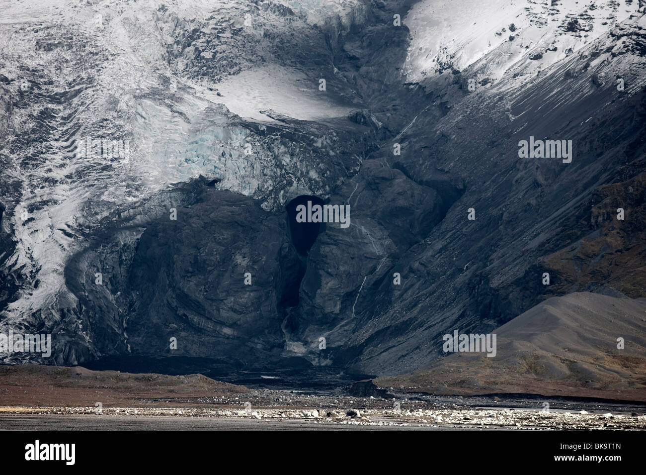 In Gigjokull Eyjafjallajokull, la grotta di ghiaccio dopo il diluvio che è venuto sotto il ghiaccio in eruzione vulcanica Foto Stock