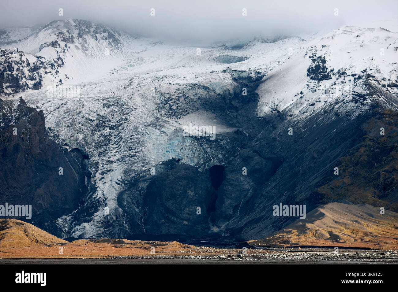 In Gigjokull Eyjafjallajokull, la grotta di ghiaccio dopo il diluvio che è venuto sotto il ghiaccio in eruzione vulcanica Foto Stock