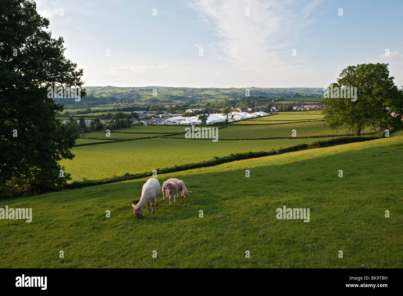 La Hay Festival della letteratura e delle arti, Hay-on-Wye, Regno Unito. Una vista sul sito del festival nella bella campagna Foto Stock