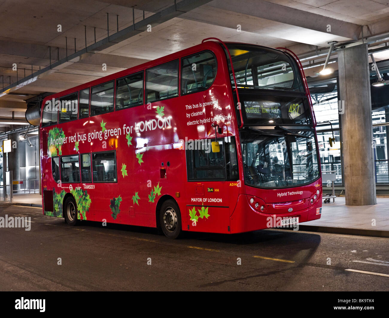 Ecologici eco friendly Hybrid London double decker bus a Heathrow Airport Foto Stock