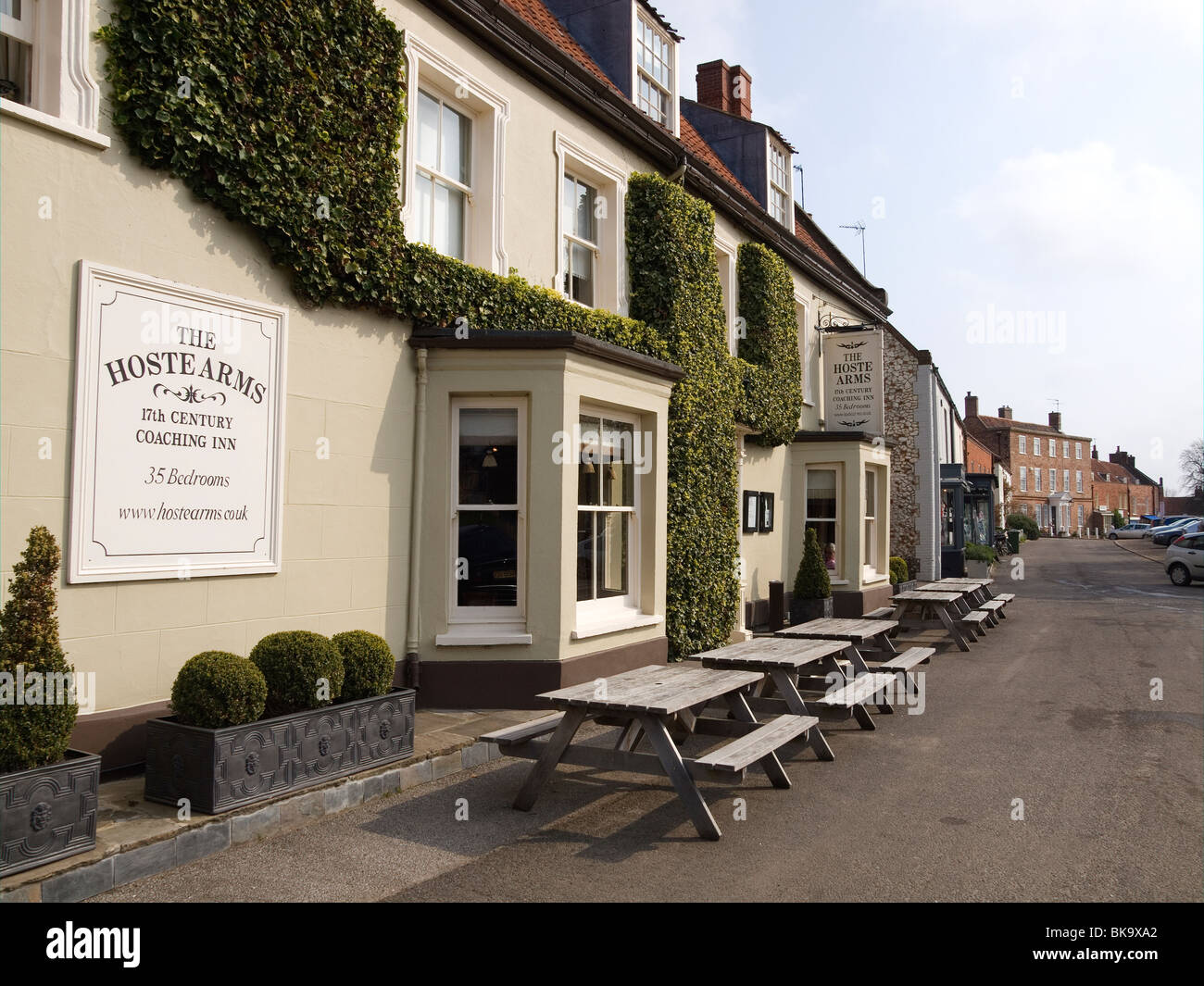 L'Hoste bracci sul verde, nel centro del quartiere alla moda di Burnham Market NORFOLK REGNO UNITO Foto Stock