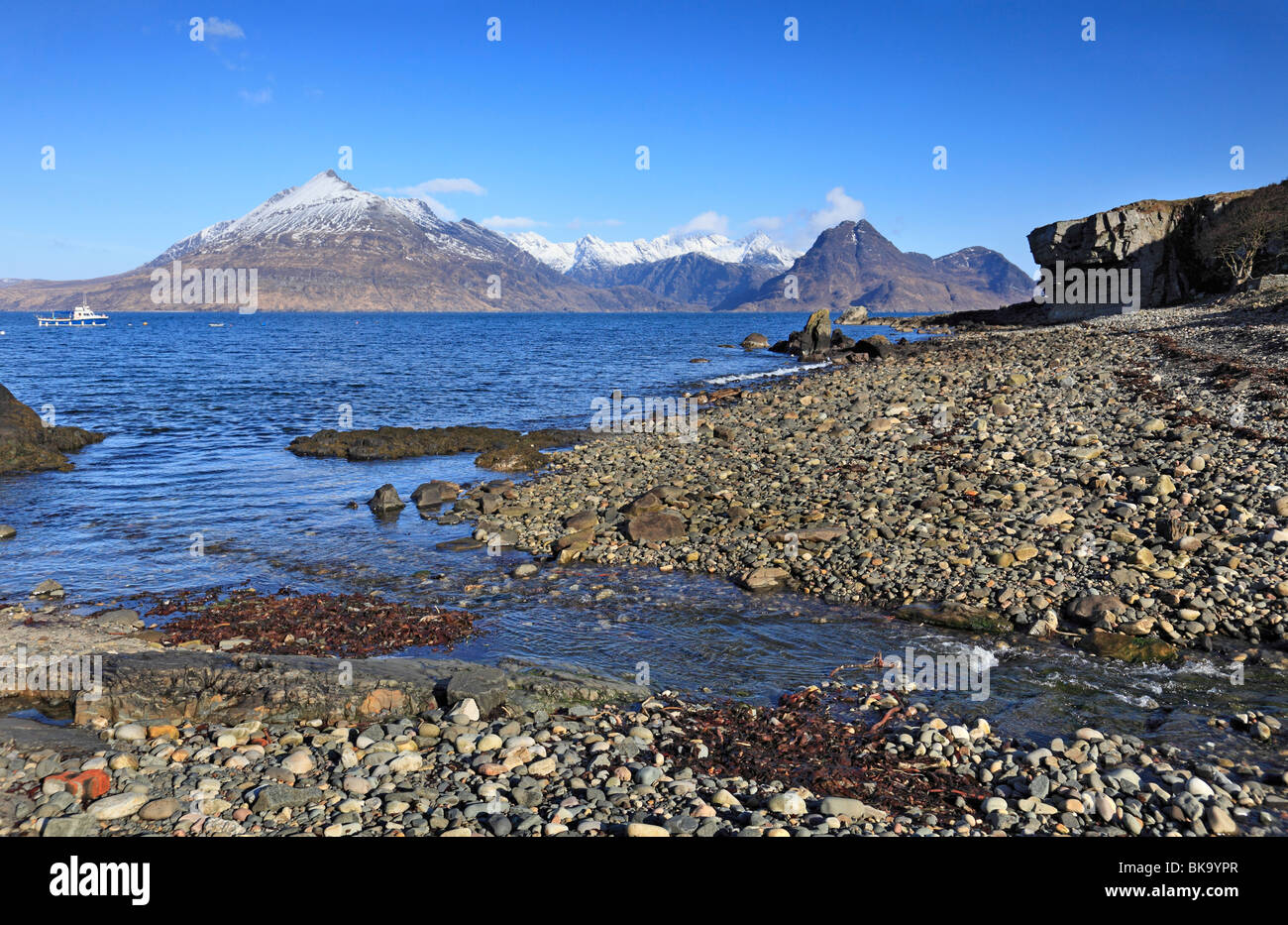 Elgol e Loch Scavaig sull'Isola di Skye in Scozia, con fantastiche vedute di innevate montagne Cuillin in primavera Foto Stock