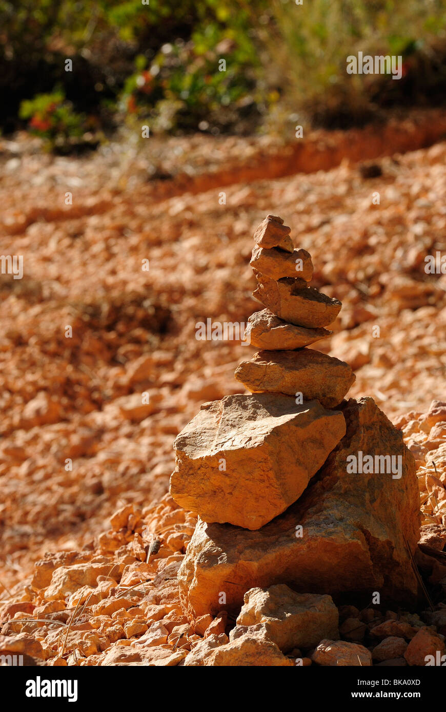 Rock cairn lungo un peek boo loop trail nel Bryce Canyon dello Utah, Stati Uniti d'America Foto Stock