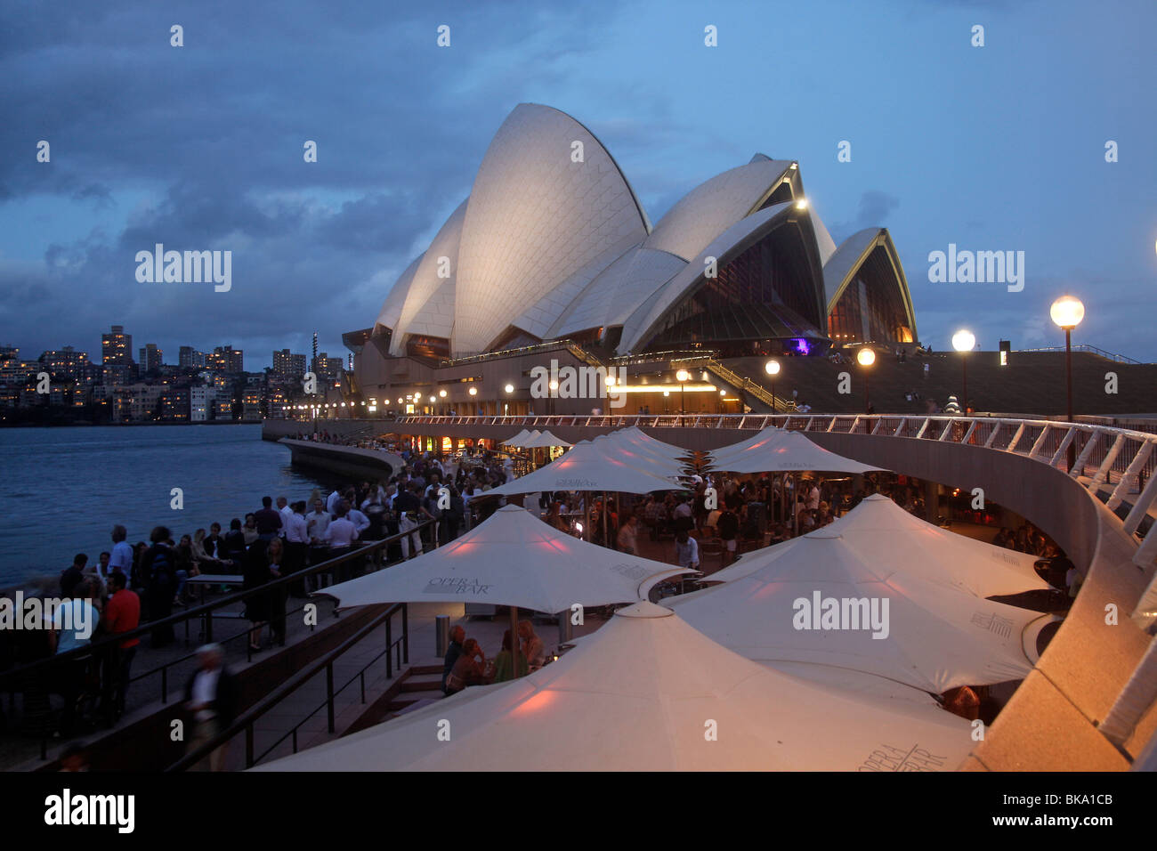 Il Circular Quay e Opera Bar di fronte al famoso teatro dell'opera di Sydney, Nuovo Galles del Sud, Australia Foto Stock