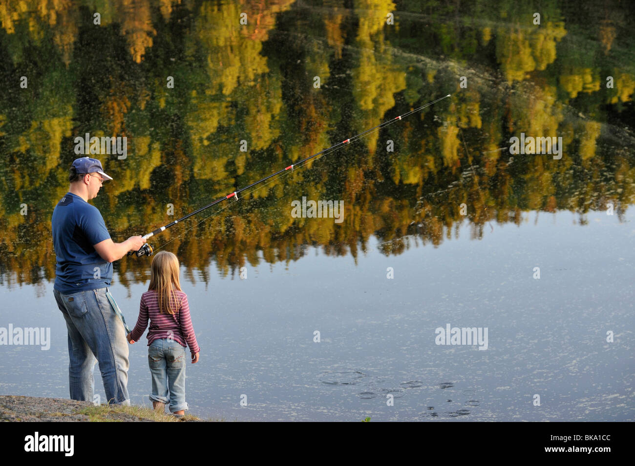 Padre e figlia di pesca sul lago, Norrkoeping, Ostergotlands Lan, Svezia Foto Stock