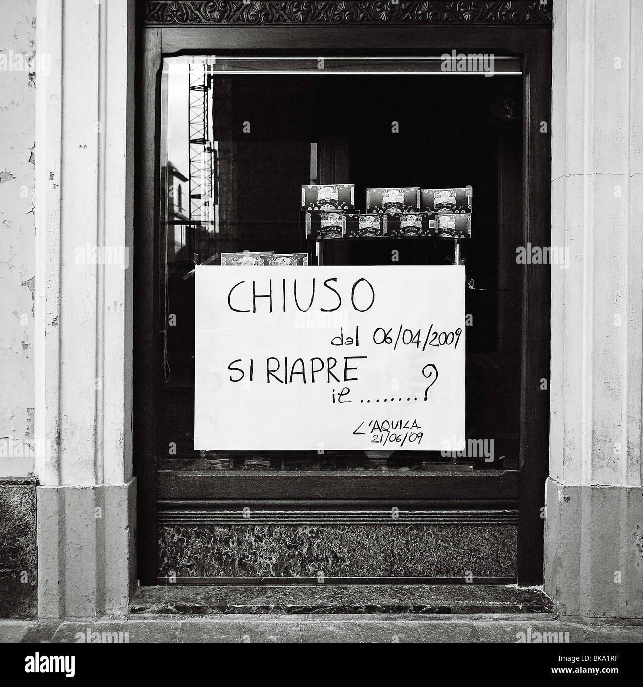 Un segno in un negozio chiuso da il terremoto del 2009 a l'Aquila, Italia Foto Stock