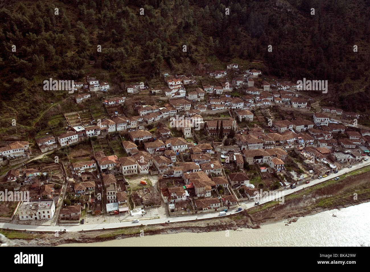 Berat Goriça del trimestre, storicamente ortodossi, accanto al fiume Osumi, visto dalla collina cittadella Foto Stock