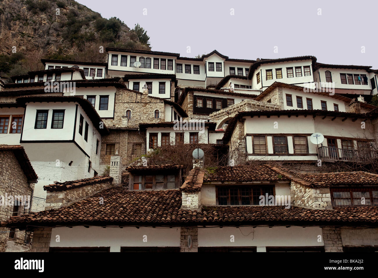Il quartiere Mangalemi nella città di Berat sotto la collina del castello è notevole per il suo bianco-Case Murate e architettura Foto Stock