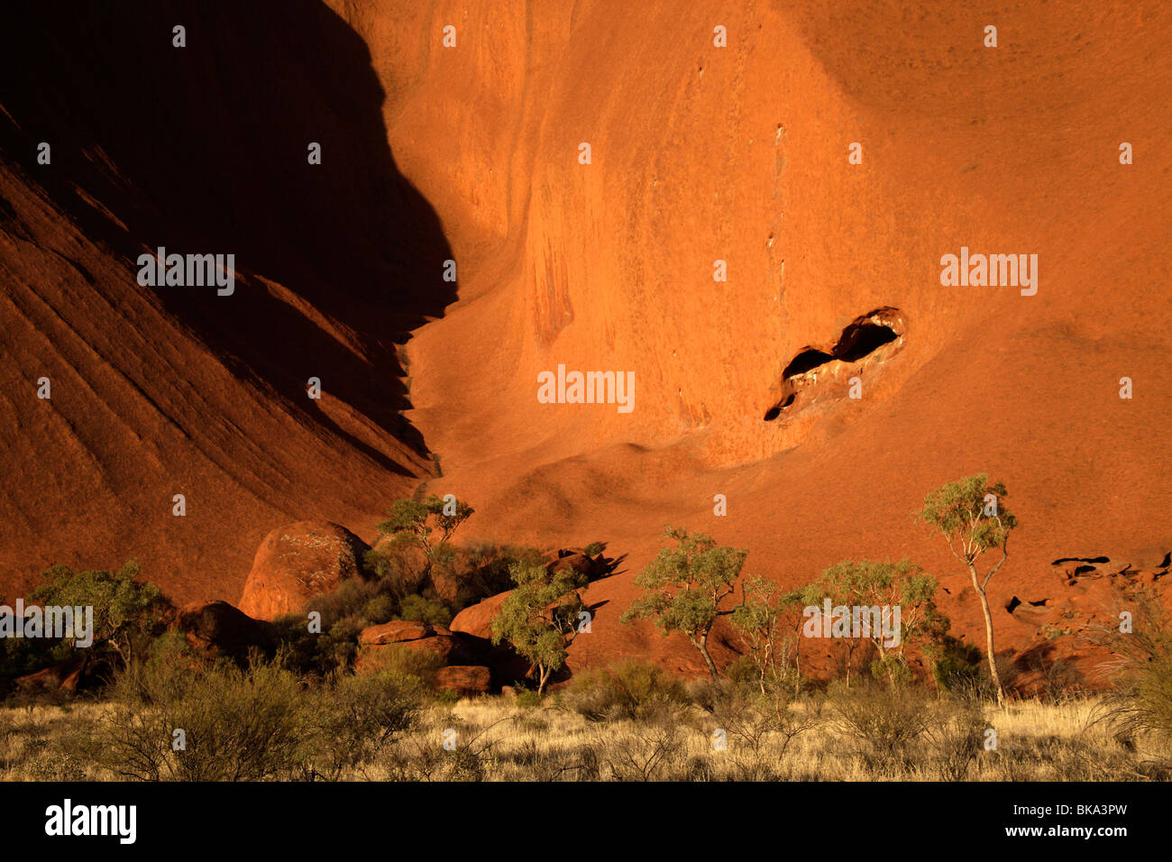 Rinomato in tutto il mondo la formazione di arenaria o di Uluru Ayers Rock , Territorio del Nord, l'Australia Foto Stock