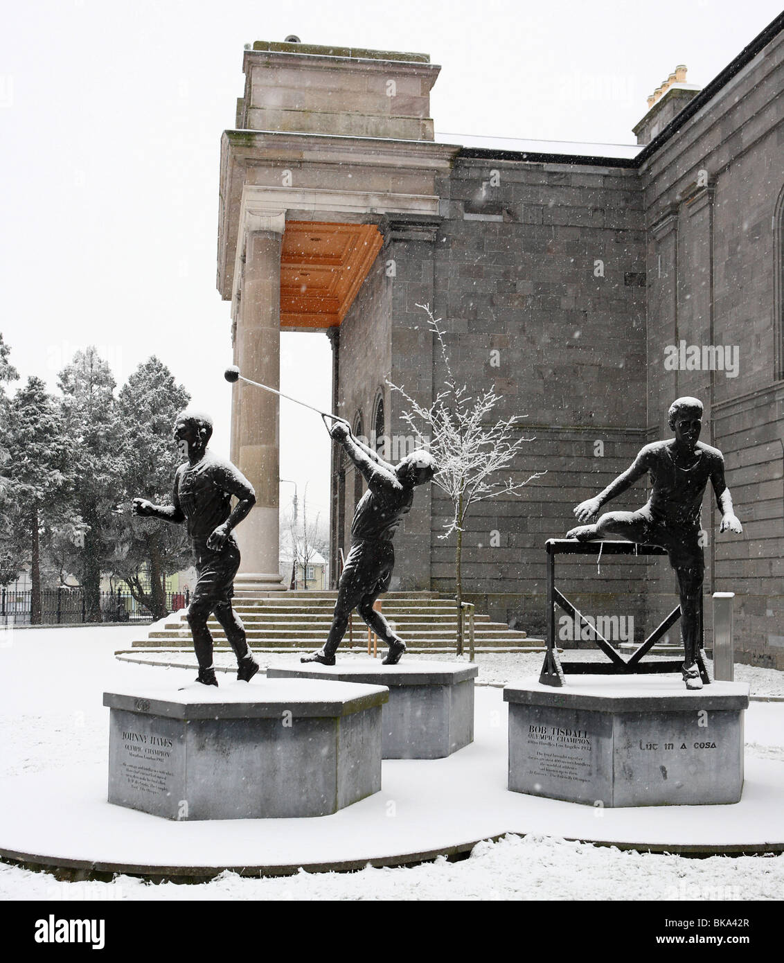 Monumento a Nenagh tre campioni olimpici su un nevoso inverno mattina. Foto Stock