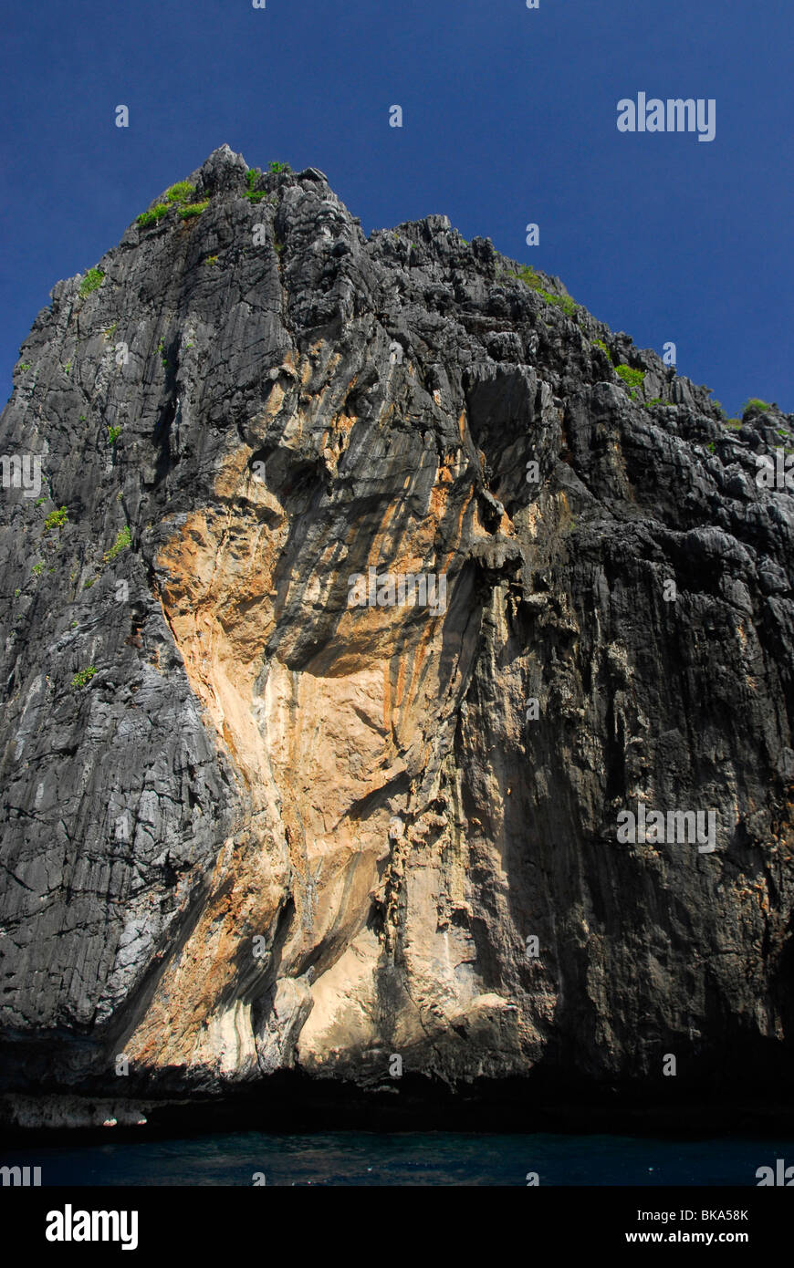 Isola di calcare nei pressi di El Nido, PALAWAN FILIPPINE, sud-est asiatico Foto Stock