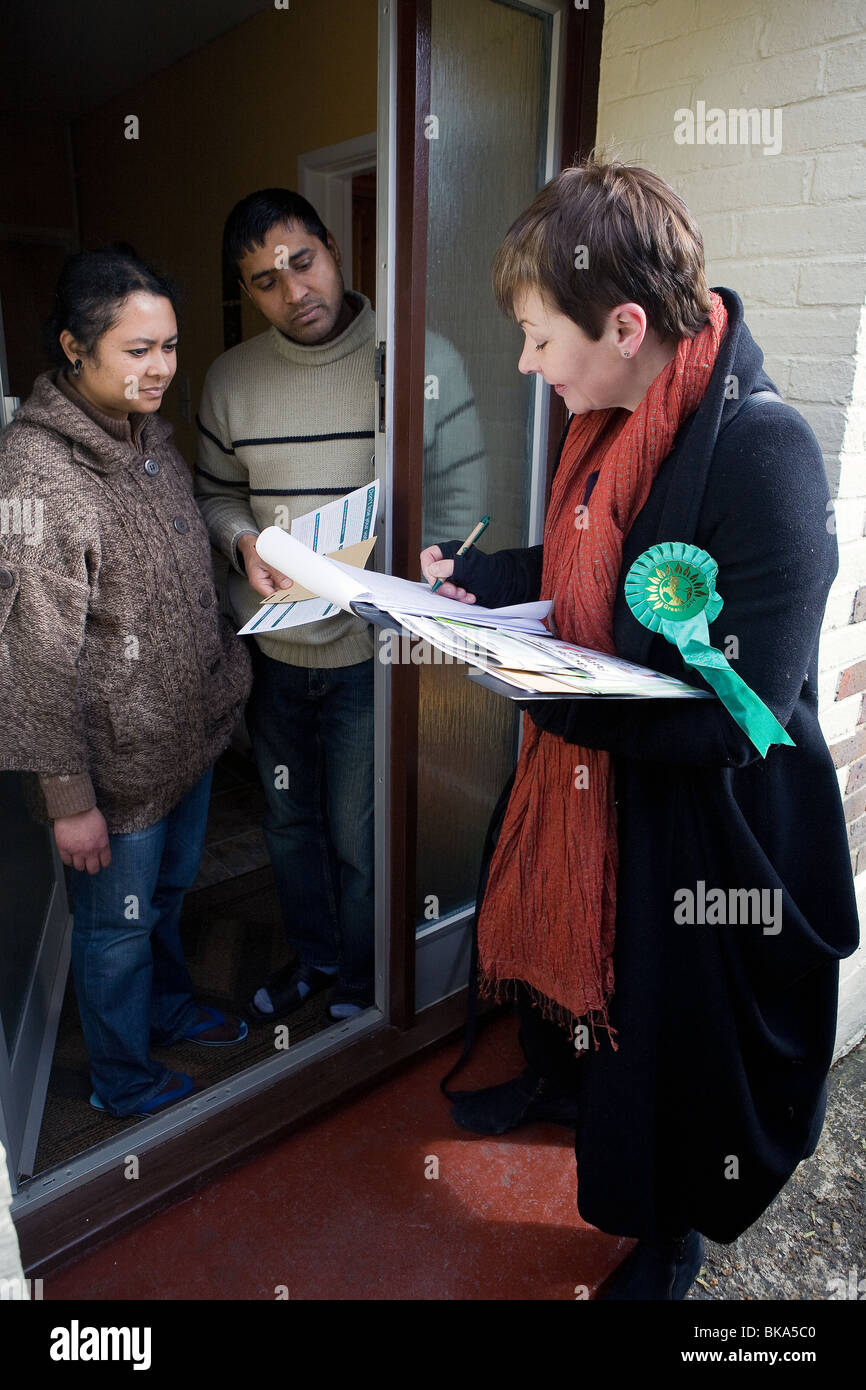 Caroline Lucas Prospective MP, leader fo il partito dei Verdi e deputato europeo milita in Brighton prima del 2010 elezione generale. Foto Stock