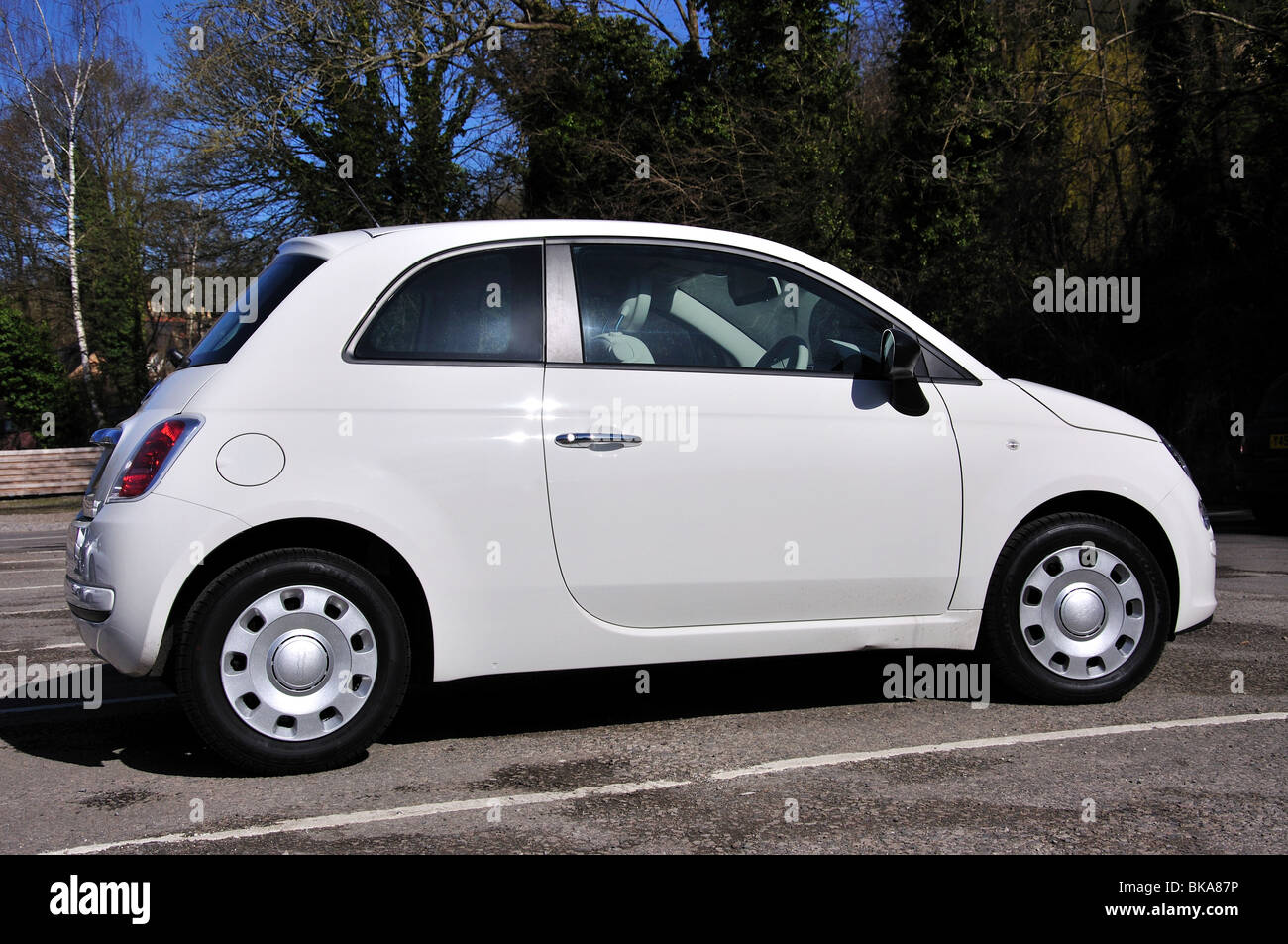 White Fiat Cinquecento Automobile, Nailsworth, Gloucestershire, England, Regno Unito Foto Stock