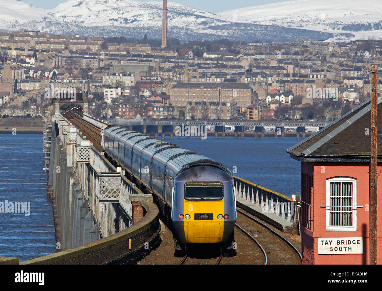 Costa est i treni express attraversando il Tay Rail Bridge con la città di Dundee verso la parte posteriore Foto Stock