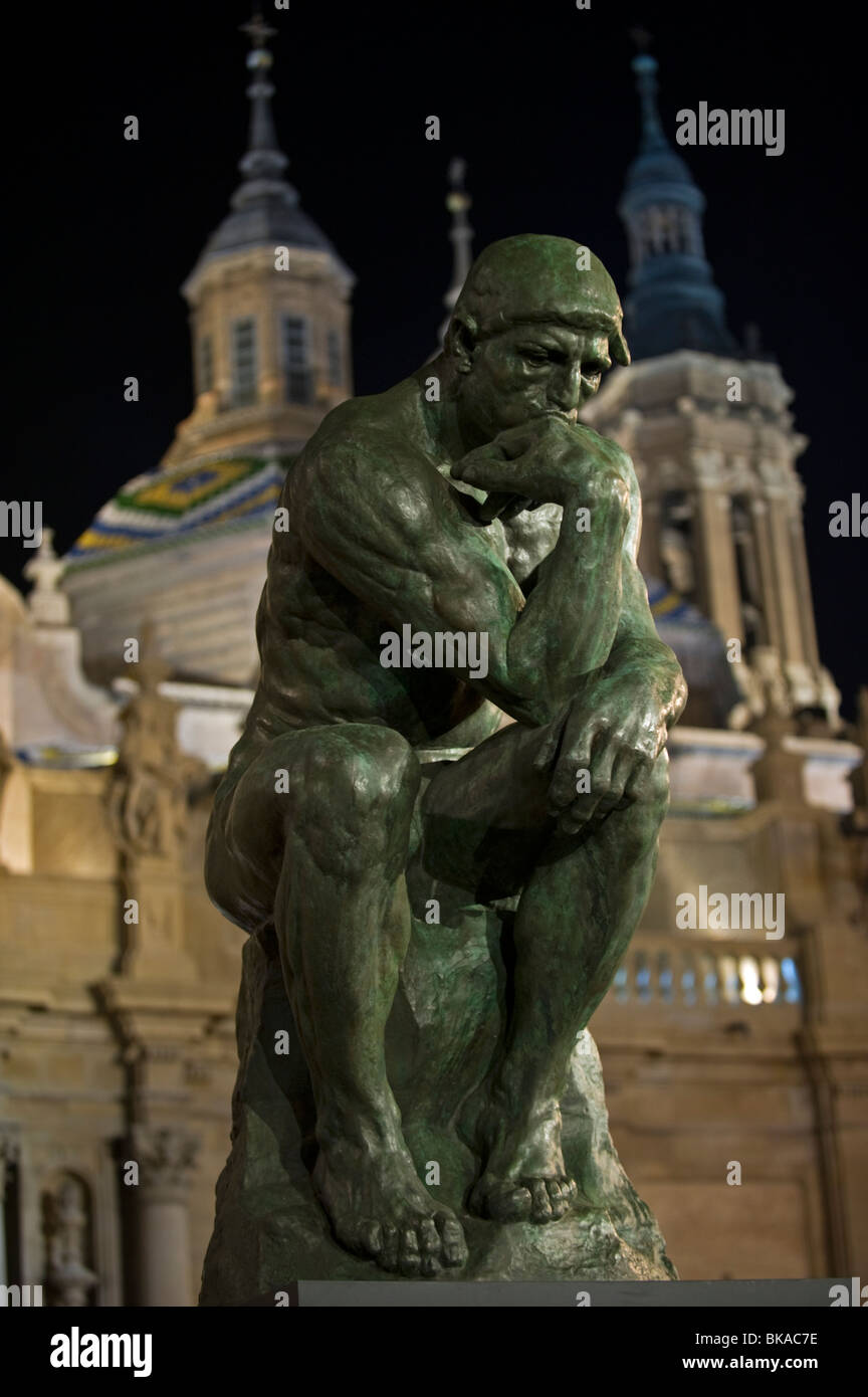 Il pensatore Le Penseur di Auguste Rodin e Basilica de Nuestra Señora del Pilar di Saragozza in Spagna. Foto Stock