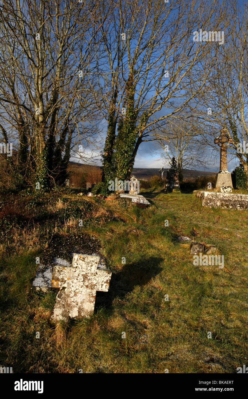 Un vecchio cimitero irlandese nella contea di Clare vicino a Burren Foto Stock