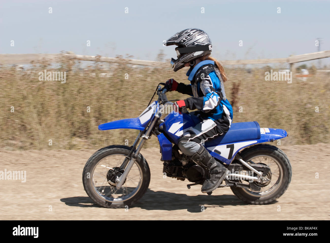 Ragazza su una moto motocross Foto Stock