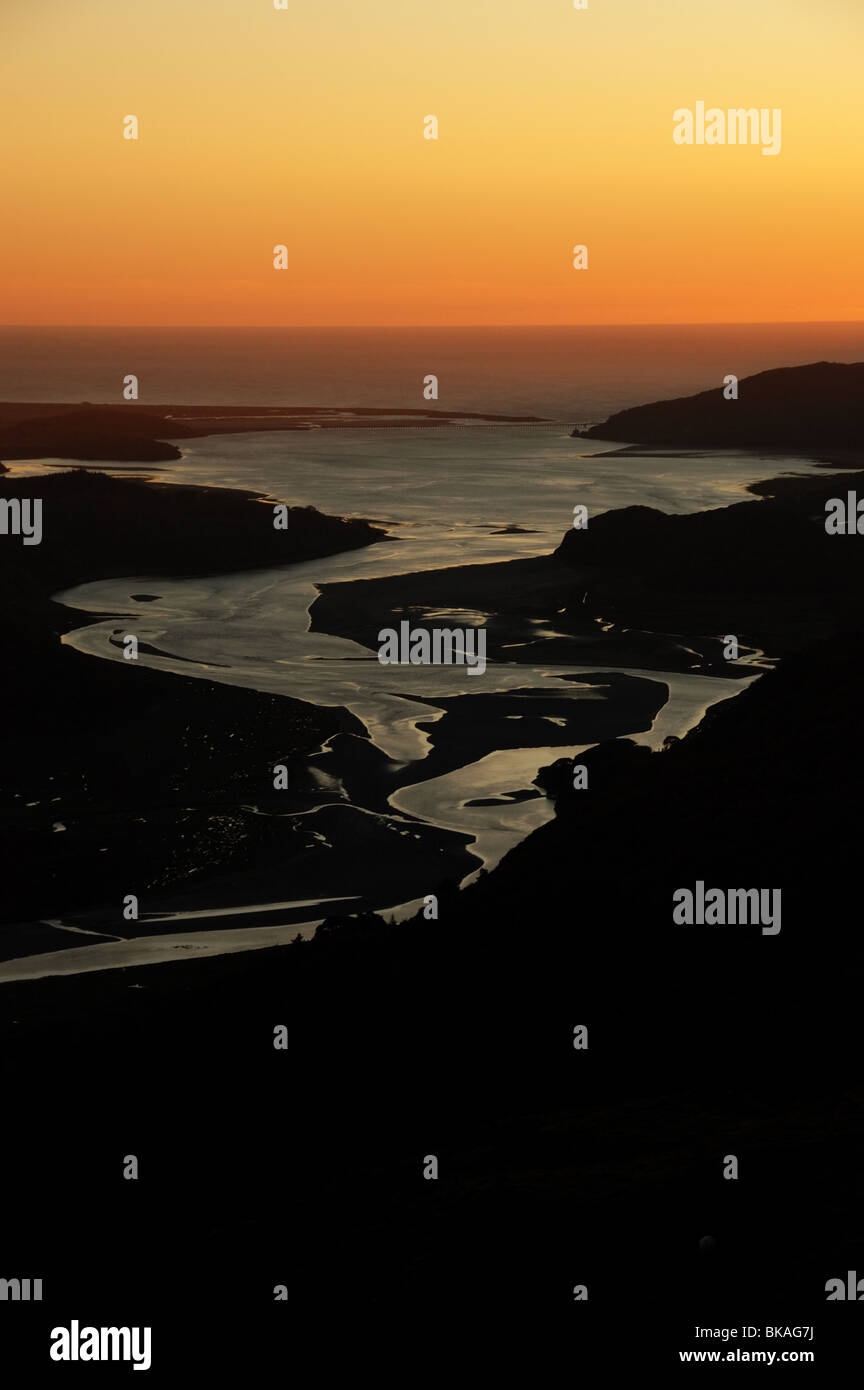 Il tramonto del Mawddach Estuary guardando verso Barmouth e l'Atlantic Oceon Foto Stock