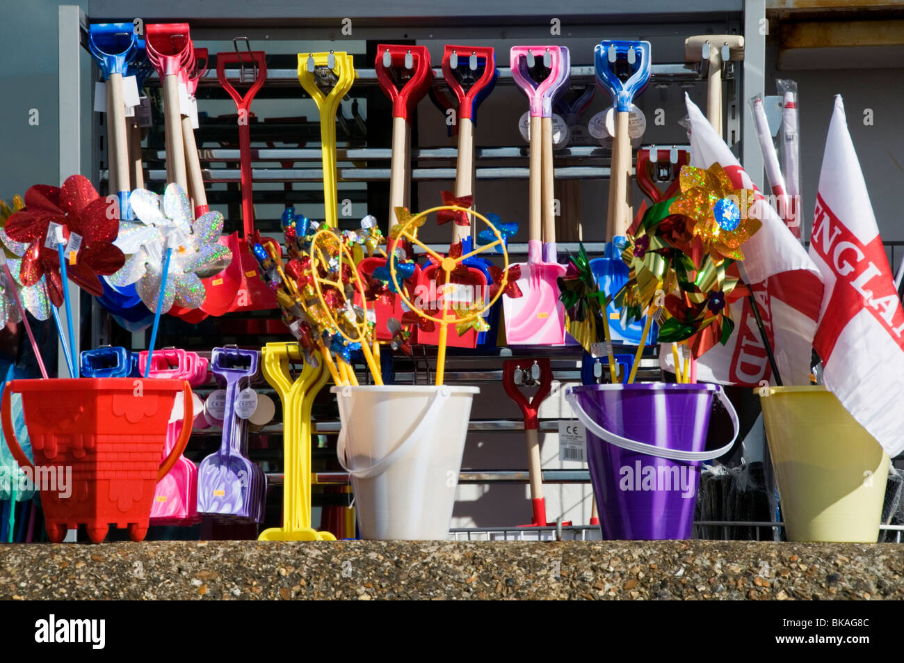 La spiaggia dei bambini giocattoli per vendita in Hunstanton promenade, Norfolk, Inghilterra Foto Stock