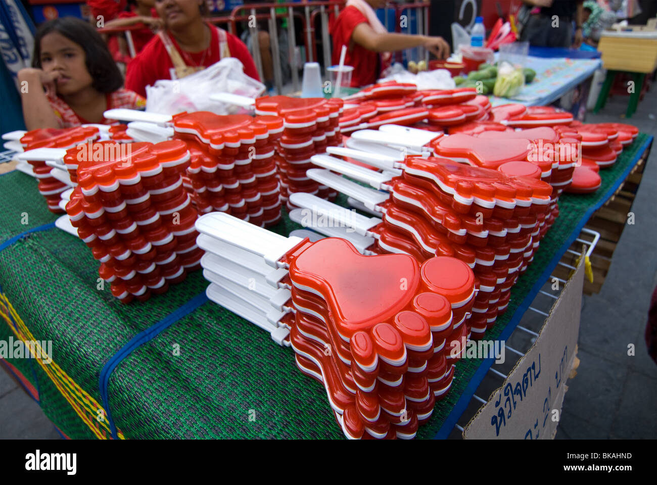 Maglietta rossa manifestanti occupano il quartiere dello shopping del centro di Bangkok. Foto Stock