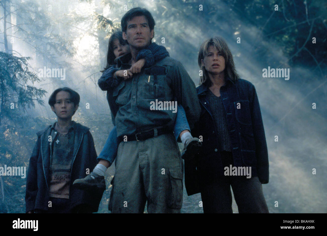 DANTE'S PEAK (1997) JEREMY FOLEY, JAMIE RENEE SMITH, Pierce Brosnan, LINDA HAMILTON DANP 008 Foto Stock