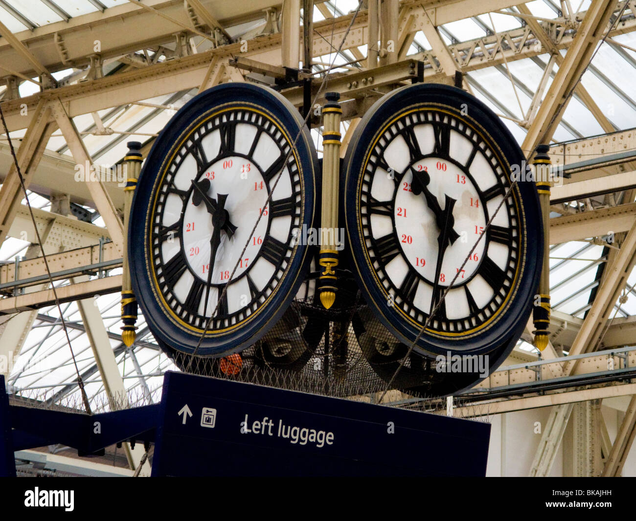 Orologio sospeso - un famoso luogo di incontro / punto di riferimento - nell'atrio / sala biglietteria presso la stazione di Waterloo. Londra REGNO UNITO. Foto Stock