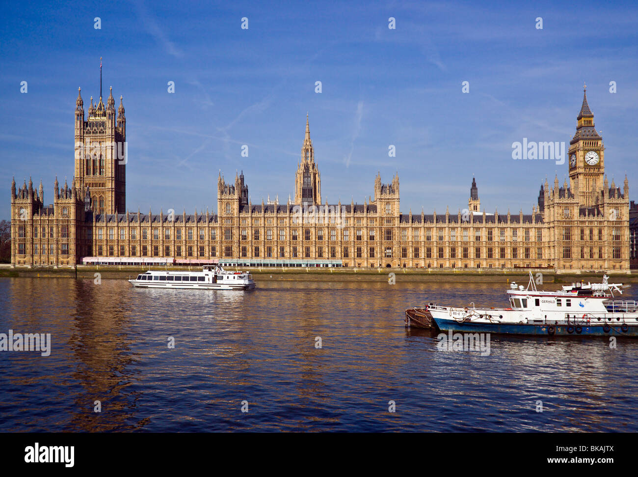 Il Palazzo di Westminster,Fiume Tamigi,traffico fluviale Foto Stock