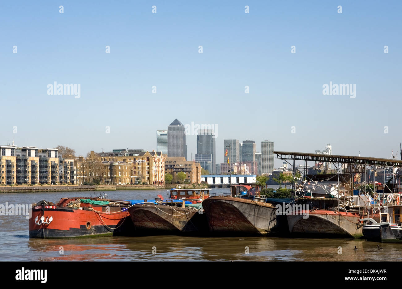 Case galleggianti sul fiume Tamigi a Londra. Foto Stock
